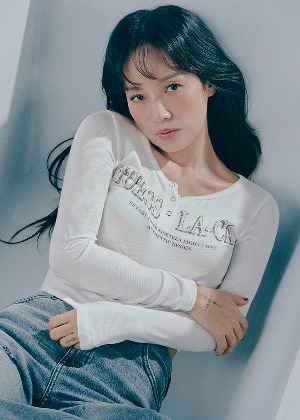 여성 골지 헨리넥 로고티_WHITE